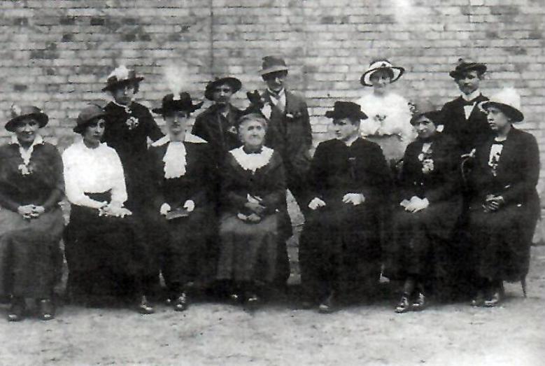 Nauczyciele Macierzy Szkolnej. Siedzi w środku: Zuzanna Morawska