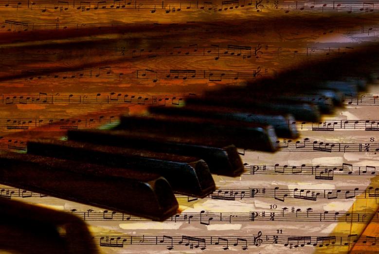 klawiatura pianina i nuty