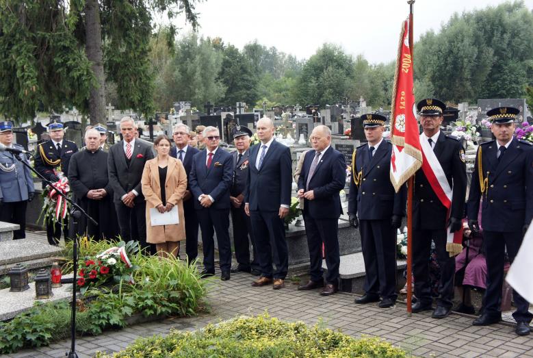 uczestnicy uroczystości na cmentarzu parafialnym