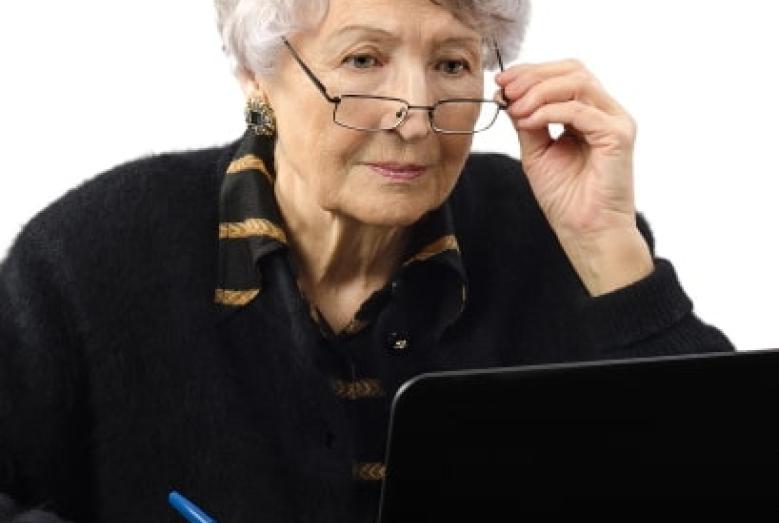 kobieta przy laptopie