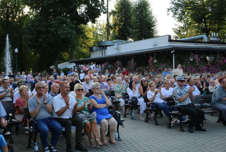 widownia podczas koncertu w parku miejskim