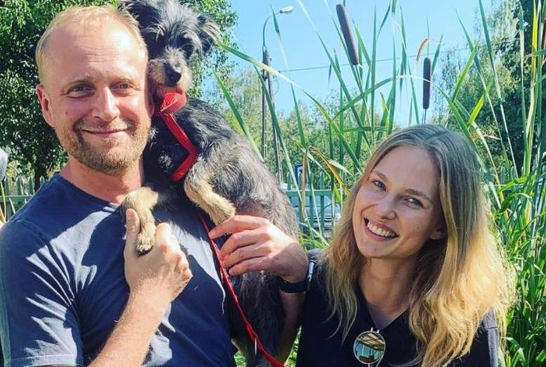 Piotr Adamczyk i Karolina Szymczak z psem