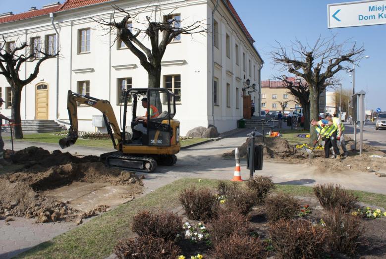 Trwa układanie światłowodu przed mławskim ratuszem