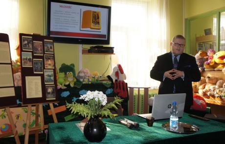 Dr Arkadiusz Meller w mławskiej bibliotece