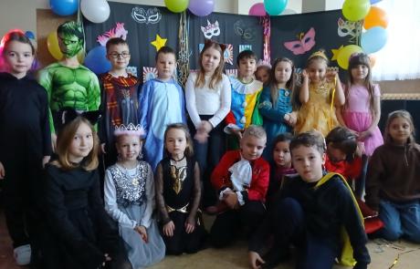 Bal Karnawałowy w Szkole Podstawowej nr 3: przebrania, zabawa i słodki poczęstunek