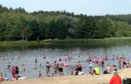 zalew Ruda z kąpiącymi się ludźmi