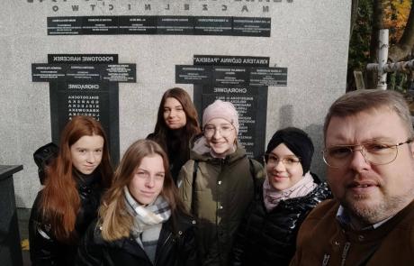 Wizyta uczniów SP 3 na Cmentarzu Wojskowym w Warszawie