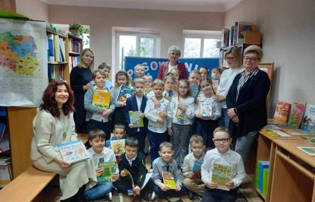 Uczestnicy uroczystości w bibliotece Zespołu Placówek Oświatowych nr 1 w Mławie