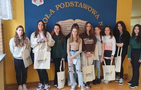 Uczennice klas ósmych Szkoły Podstawowej nr 3 w Mławie 