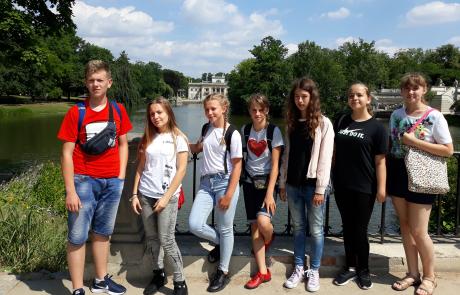 zdjęcie 7 uczniów na wycieczce