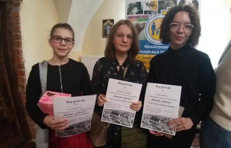 Wróciły z tarczą z I Diecezjalnego Konkursu Recytatorskiego