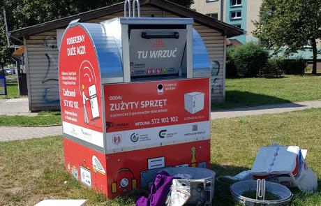 Czerwony pojemnik na małe elektrośmieci
