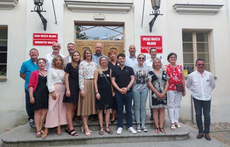 delegacje miast partnerskich na schodach ratusza