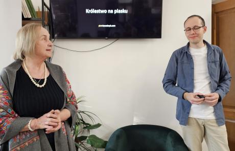 Dyrektor Miejskiej Biblioteki Publicznej w Mławie Maria Świtoń i podróżnik Piotr Kowalczyk