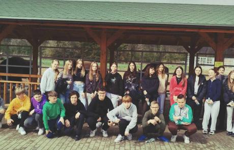 Ekologiczna przygoda uczniów SP nr 3 w Mławie – edukacyjna wyprawa do zagrody żubrów