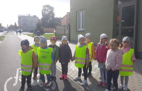 ''Słoneczka'' z MPS nr 3 w Mławie wybrały się na spacer edukacyjny po okolicy