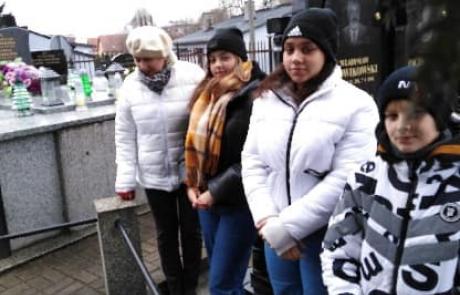 Zofia Kazimierska i troje radnych Młodzieżowej Rady Miasta Mława