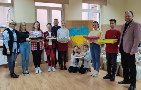 Uczniowie i nauczyciele biorący udział w akcji. Pierwszy z prawej dyrektor Szkoły Podstawowej nr 3 w Mławie Jarosław Jabłonowski