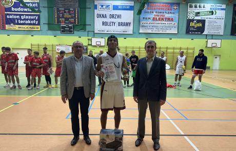 Dyrektor Mławskiej Hali Sportowej Marcin Grabowski, najlepszy gracz turnieju (MVP) Robert Malulu, Wicestarosta Mławski Tomasz Robert Chodubski