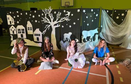 Świąteczne jasełka w SP nr 3 – magia Bożego Narodzenia w sercach dzieci i dorosłych