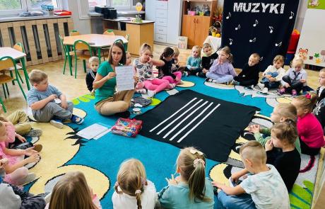 Międzynarodowy Dzień Muzyki z grupy Bratki z SP 2