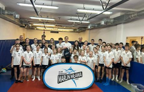 Jan Kałusowski i przedstawiciele Klubu Sportowego Marlin Mława