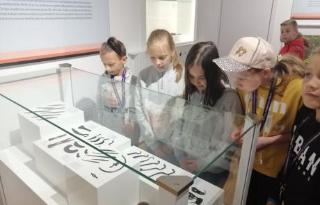 Uczniowie klas IVa i IVb  SP 3 z wizytą  w Muzeum Ziemi Zawkrzeńskiej