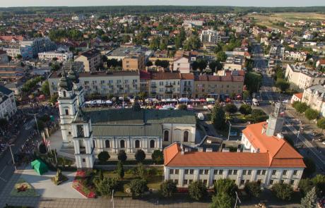 Widok z drona na mławski ratusz