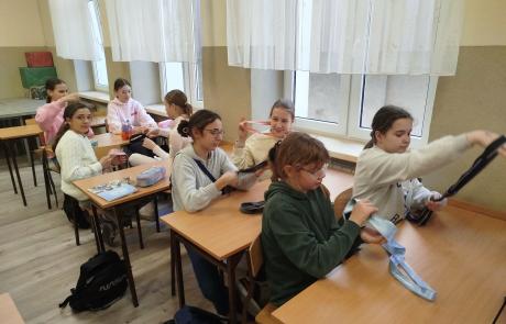 Nauka wiązania krawatów na technice w SP nr 3