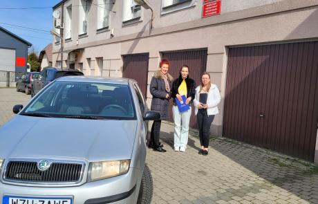 Kluczyki do auta osobiście przekazała na ręce Dyrektor Centrum Usług Społecznych w Mławie Doroty Kaczorek-Magdalińskiej Powiatowa Lekarz Weterynarii w Żurominie Anna Chruściel