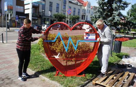 Czerwone serce na nakrętki już stoi na mławskim Starym Rynku (3).JPG 762
