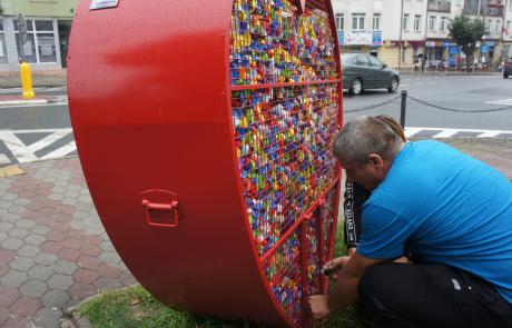 Rodzice Oskara odbierają nakrętki