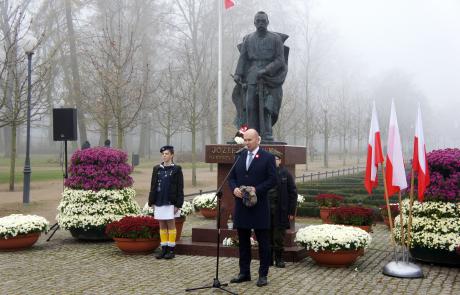 Burmistrz Miasta Mława Sławomir Kowalewski przed pomnikiem Józefa Piłsudskiego