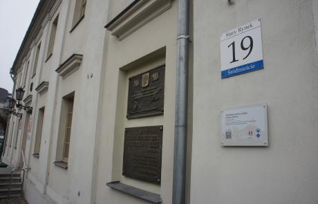 Elewacja ratusza z zamontowaną tabliczką