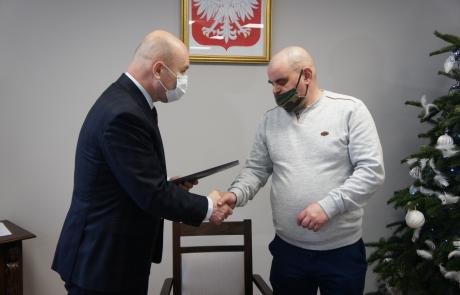 Burmistrz Sławomir Kowalewski gratuluje mieszkańcowi