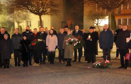 Uczestnicy obchodów stoją na placu przed kościołem