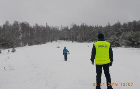 Straż miejska patroluje dzikie lodowiska