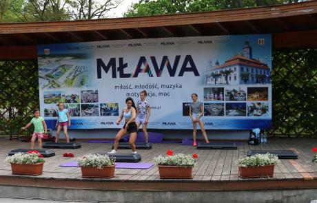 Ćwiczenia aerobiku na scenie w parku w Mławie