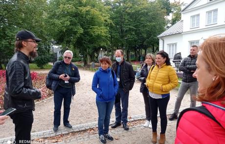 Grupa zwiedzająca miejski park