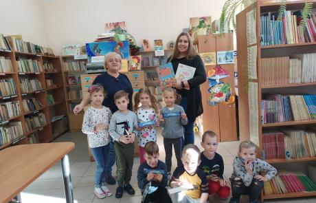 Przedszkolaki z grupy VI MPS nr 2 z wizytą w bibliotece szkolnej