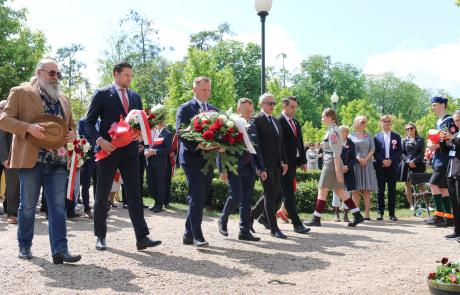 Kwiaty składają przedstawiciele samorządu Miasta Mława