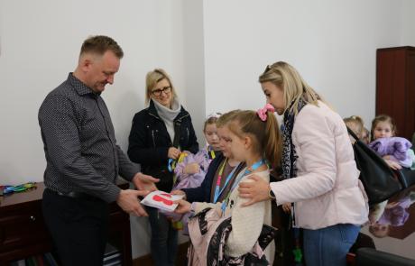 Uczniowie klasy Ib wręczają burmistrzowi Piotrowi Jankowskiemu laurki