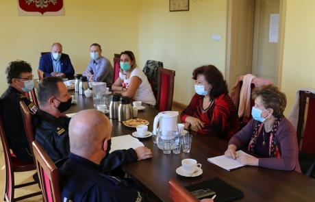 Członkowie Miejskiego Zespołu Zarządzania Kryzysowego oraz przedstawiciele służb i organizacji społecznych na spotkaniu w Urzędzie Miasta Mława