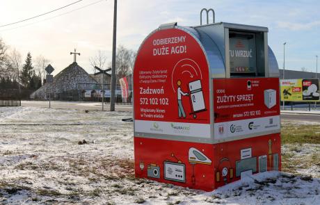 czerwony pojemnik na elektroodpady