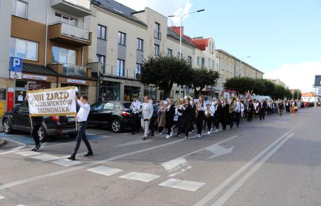 przemarsz ulicami miasta