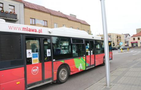 Autobus MKM na przystanku na Starym Rynku w Mławie