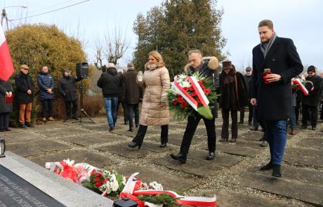 Wiązankę kwiatów i znicze składają przedstawiciele Miasta Mława