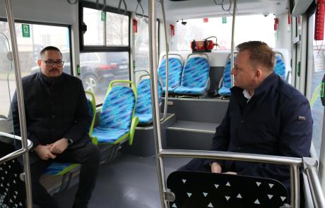 Prezes Zarządu spółki MPDM Kamil Szczepański i Burmistrz Miasta Mława Piotr Jankowski w testowanym autobusie