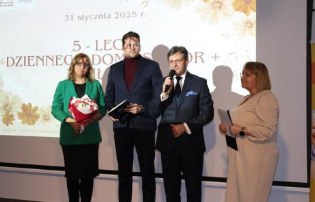 Podziękowania i życzenia składają Barbarze Żurawińskiej przedstawiciele władz miasta: skarbnik Beata Karpińska, przewodniczący rady Filip Kowalczyk i zastępca burmistrza Mariusz Szczechowicz