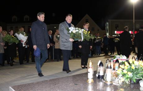 Przedstawiciele Miasta Mława składają kwiaty przy pomniku św. Jana Pawła II